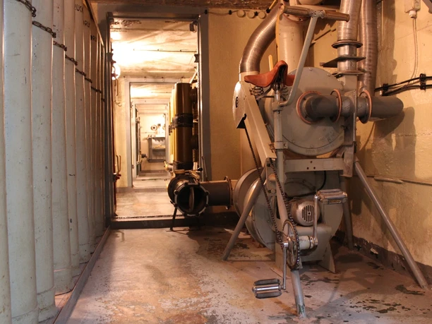 L'ancien ventilateur de secours du musée du bunker de la Stasi à Machern rappelle, avec sa selle et ses pédales, un vélo, Histoire de Leipzig Région
