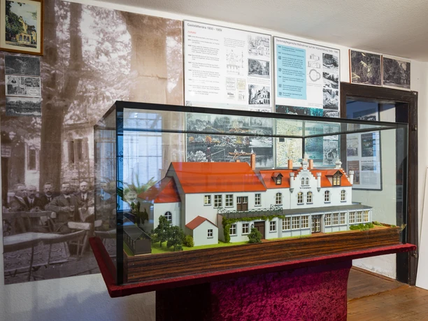 Complexe de musées de Groitzsch - Pièce d'exposition dans la salle du musée La photo montre une vitrine avec une maison modèle dans la salle d'exposition du complexe du musée de Groitzsch.