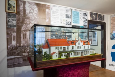 Museumskomplex Groitzsch - Ausstellungsstück im Museumsraum Das Bild zeigt eine Vitrine mit Modellhaus im Ausstellungsraum des Museumskomplex in Groitzsch.