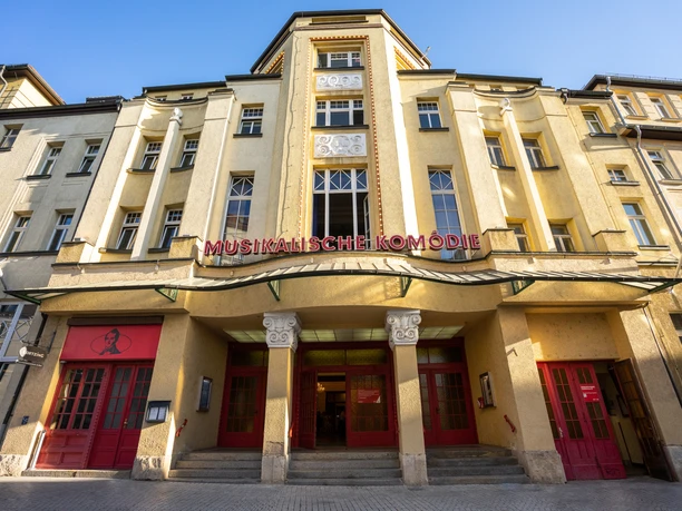 Eingang zur Musikalischen Komödie - Kultur in Leipzig Blick auf die Fassade der Musikalischen Komödie Leipzig, Kultur, Schauspiel, Freizeit