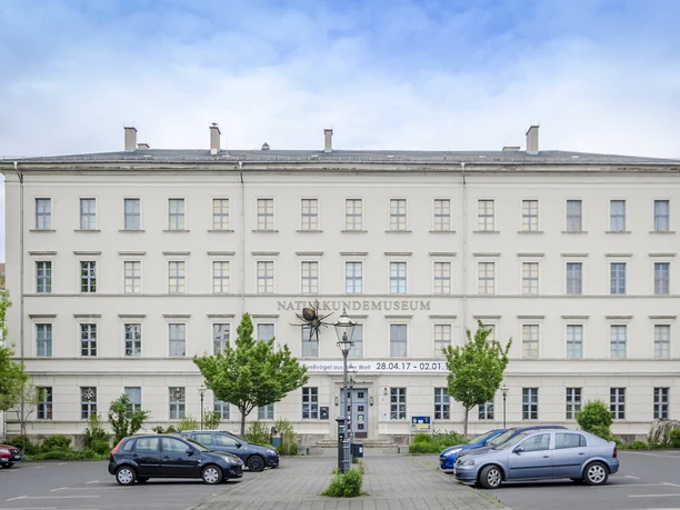 Pohled na hlavní vchod do Přírodovědného muzea v Lipsku, jehož expozice je zajímavá zejména pro děti a rodinné výlety, kulturní instituce.