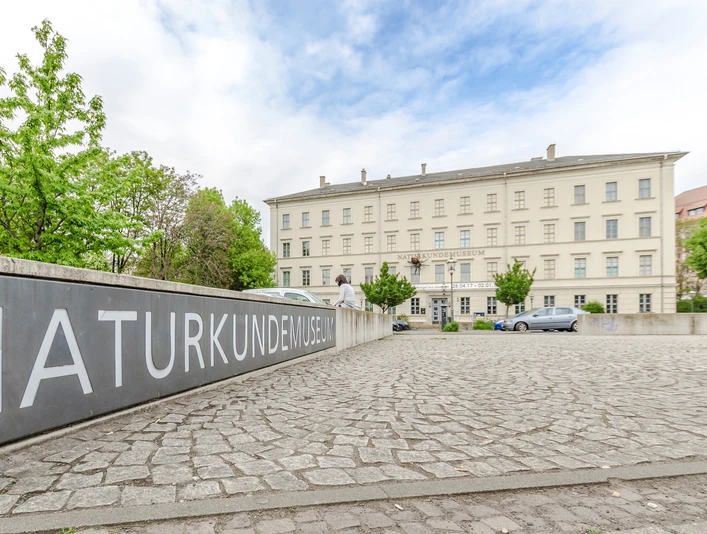 Naturkundemuseum - Museen in Leipzig Blick auf den Haupteingang zum Naturkundemuseum Leipzig dessen Ausstellung besonders interessant für Kinder und Ausflüge mit der Familie ist, Kultureinrichtung
