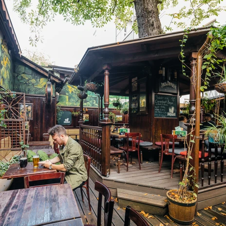 Photo of the green beer garden of the Noels Ballroom in the inner courtyard, with benches, pavilion and more, outdoor seating, beer garden