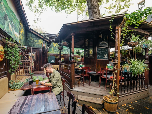 Noels Ballroom - Kneipen & Pubs in Leipzig Aufnahme des begrünten Biergarten des Noels Ballroom im Innenhof, mit Sitzbänken, Pavillon und mehr, freisitz, biergarten