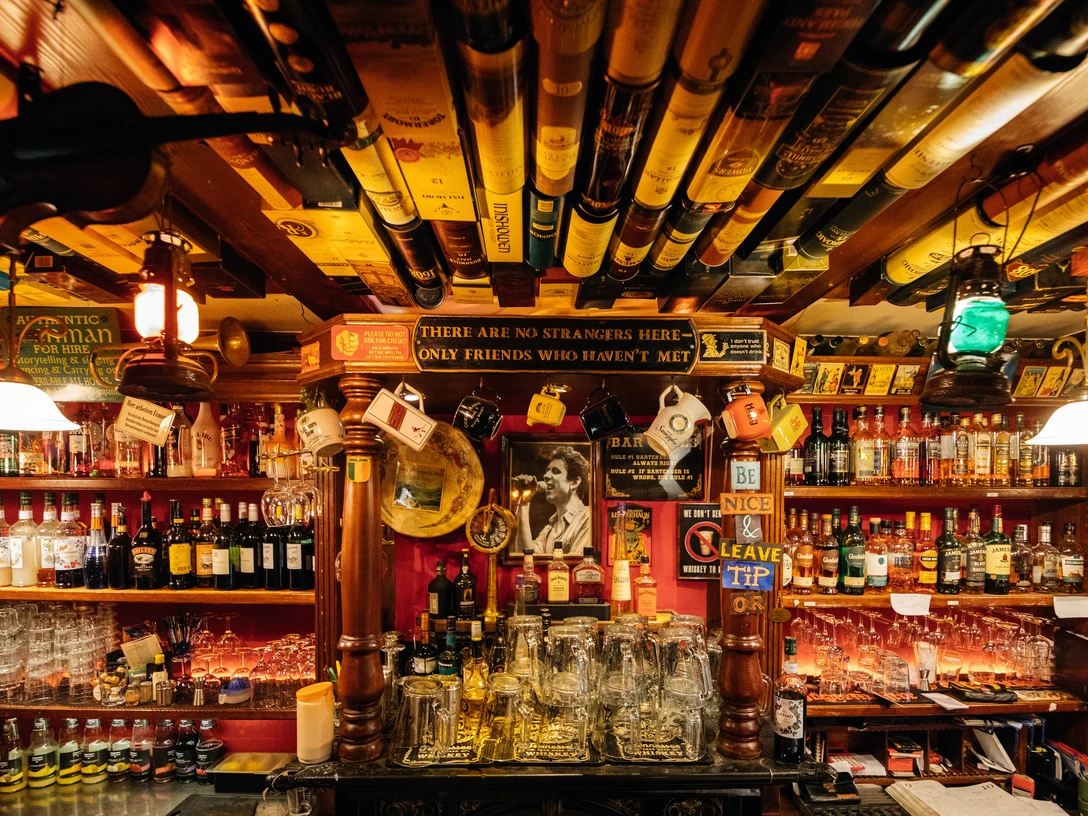 Noels Ballroom - Kneipen & Pubs in Leipzig Fotografie des Noels Ballroom und den, hinter dem Tresen platzierten, Getränke- und Dekosortiments