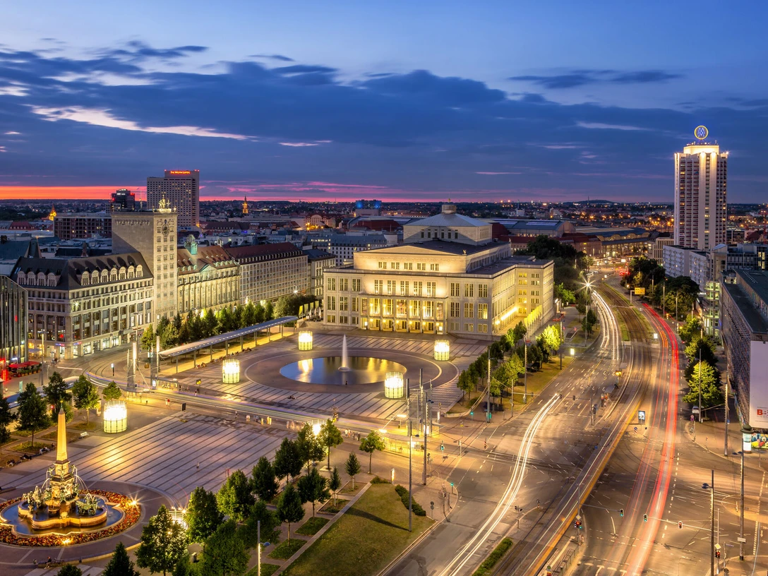 Augustusplatz mit Oper Leipzig - Musikstadt Leipzig Blick vom Radisson Hotel auf den abendlichen Augustusplatz mit hell erleuchteter Oper Leipzig, Musikstadt, Kultur, Freizeit