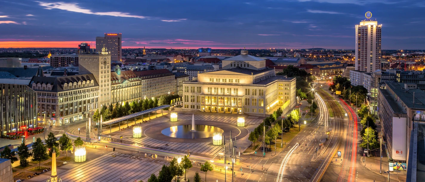 Augustusplatz mit Oper Leipzig - Musikstadt Leipzig Blick vom Radisson Hotel auf den abendlichen Augustusplatz mit hell erleuchteter Oper Leipzig, Musikstadt, Kultur, Freizeit