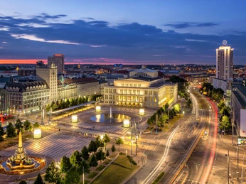 Augustusplatz mit Oper Leipzig - Musikstadt Leipzig Blick vom Radisson Hotel auf den abendlichen Augustusplatz mit hell erleuchteter Oper Leipzig, Musikstadt, Kultur, Freizeit
