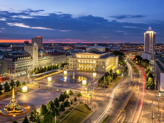 Augustusplatz mit Oper Leipzig - Musikstadt Leipzig Blick vom Radisson Hotel auf den abendlichen Augustusplatz mit hell erleuchteter Oper Leipzig, Musikstadt, Kultur, Freizeit