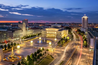 Pohled z hotelu Radisson na Augustusplatz za soumraku s jasně osvětlenou operou Lipsko, město hudby, kultura, volný čas