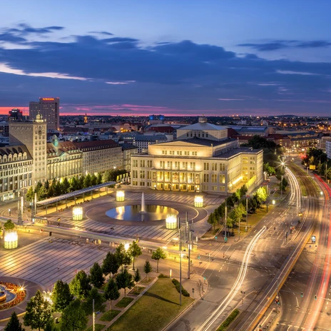 Pohled z hotelu Radisson na Augustusplatz za soumraku s jasně osvětlenou operou Lipsko, město hudby, kultura, volný čas