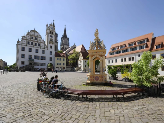 Marktplatz Oschatz mit Oschatz-Information - Besucherberatung und Service Die Tourist Information von Oschatz befindet sich in einem kleinen historischen Haus neben dem Rathaus, direkt am Markt.The Oschatz Tourist Information Centre is located in a small historic building next to the town hall, directly on the market square.