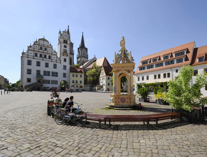 Marktplatz Oschatz mit Oschatz-Information - Besucherberatung und Service Die Tourist Information von Oschatz befindet sich in einem kleinen historischen Haus neben dem Rathaus, direkt am Markt.The Oschatz Tourist Information Centre is located in a small historic building next to the town hall, directly on the market square.