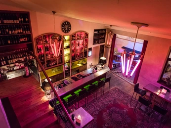 Oskar - Gastronomie in Leipzig Zusehen ist die Bar des Oskars von der oberen Etage im bunten Licht, Gastronomie-Bar-Restaurant-Freisitz