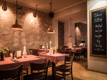 Oskar - Gastronomie in Leipzig Dargestellt ist der gemütliche Gastraum im schummrigen Licht und dunklen Holzmöbeln sowie rot-weiß karierten Tischdecken, Gastronomie-Bar-Restaurant-Freisitz