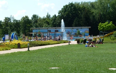 Parthebad in Taucha mit Liegewiese, Wasserbecken, Sport- und Spielplatz