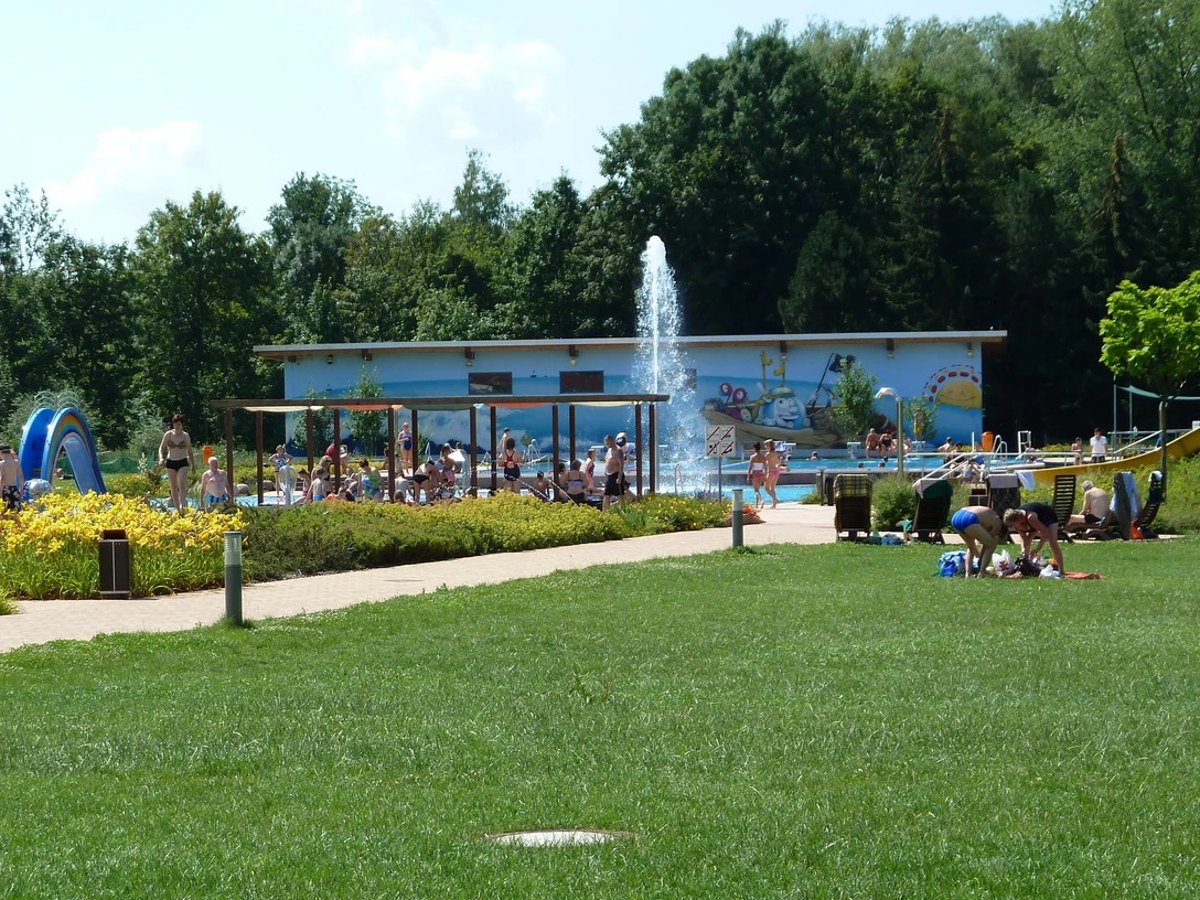 Parthebad in Taucha mit Liegewiese, Wasserbecken, Sport- und Spielplatz