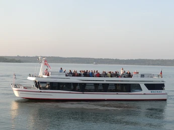 FMS Wachau auf dem Störmthaler See - Personenschifffahrt im Leipziger Neuseenland Die FMS Wachau der Personenschifffahrt im Leipziger Neuseenland fährt mit Gästen an Bord auf dem Störmthaler See, im Hintergrund ist die VINETA zu sehen, Ausflug, Freizeitaktivität