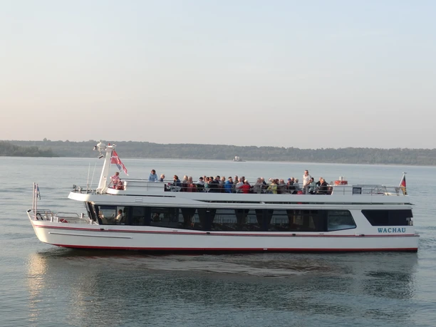 Statek pasażerski FMS Wachau firmy Leipziger Neuseenland pływa z gośćmi na pokładzie po jeziorze Störmthal, w tle widać statek VINETA, wycieczka, zajęcia rekreacyjne