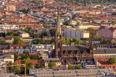 Blick von oben auf die Peterskirche mit umliegenden Gebäuden