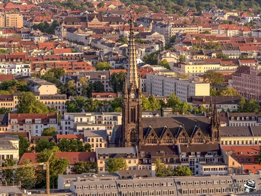 Blick von oben auf die Peterskirche mit umliegenden Gebäuden