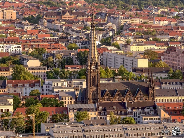 Blick von oben auf die Peterskirche mit umliegenden Gebäuden