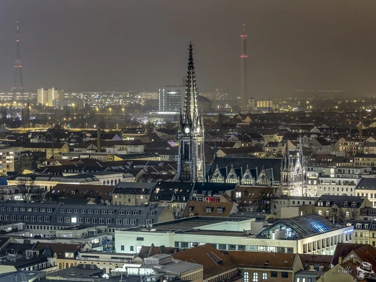 Blick auf die Peterskirche und die Skyline von Leipzig bei Nacht