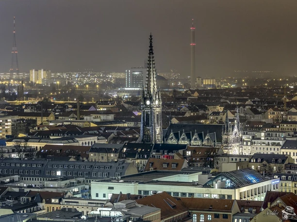Blick auf die Peterskirche und die Skyline von Leipzig bei Nacht