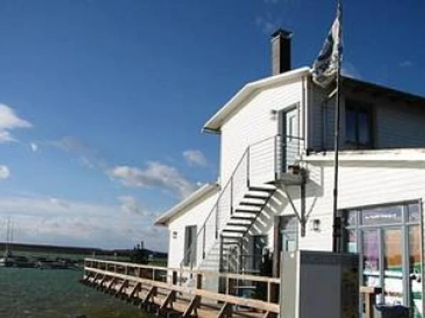 Nabrzeże portowe Pier 1 bezpośrednio nad jeziorem Cospuden