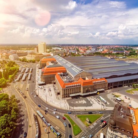 Blick auf den Leipziger Hauptbahnhof aus der Luft und links der Promenadenring, Shopping, Einkaufen, Anreise, Verkehr