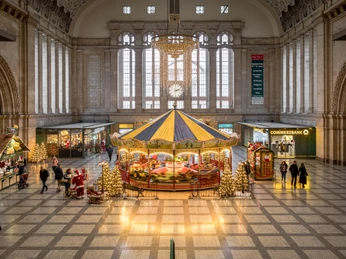 Karussell im Hauptbahnhof Leipzig - Shopping in Leipzig Blick auf die weihnachtlich geschmückte Westhalle des Hauptbahnhofs Leipzig, wo ein großes Karussel für Kinder steht, Shopping, Freizeit, Kinder, Familie
