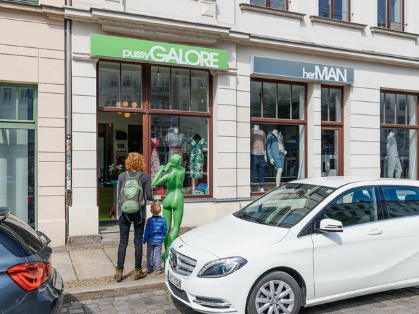 Widok z zewnątrz na Pussy Galore