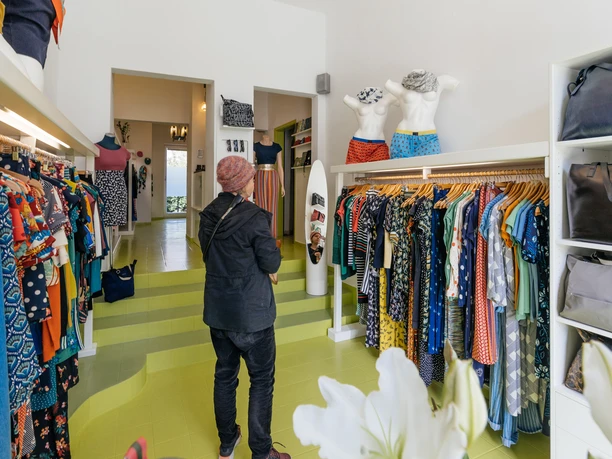 Pussy Galore, interior and shopper