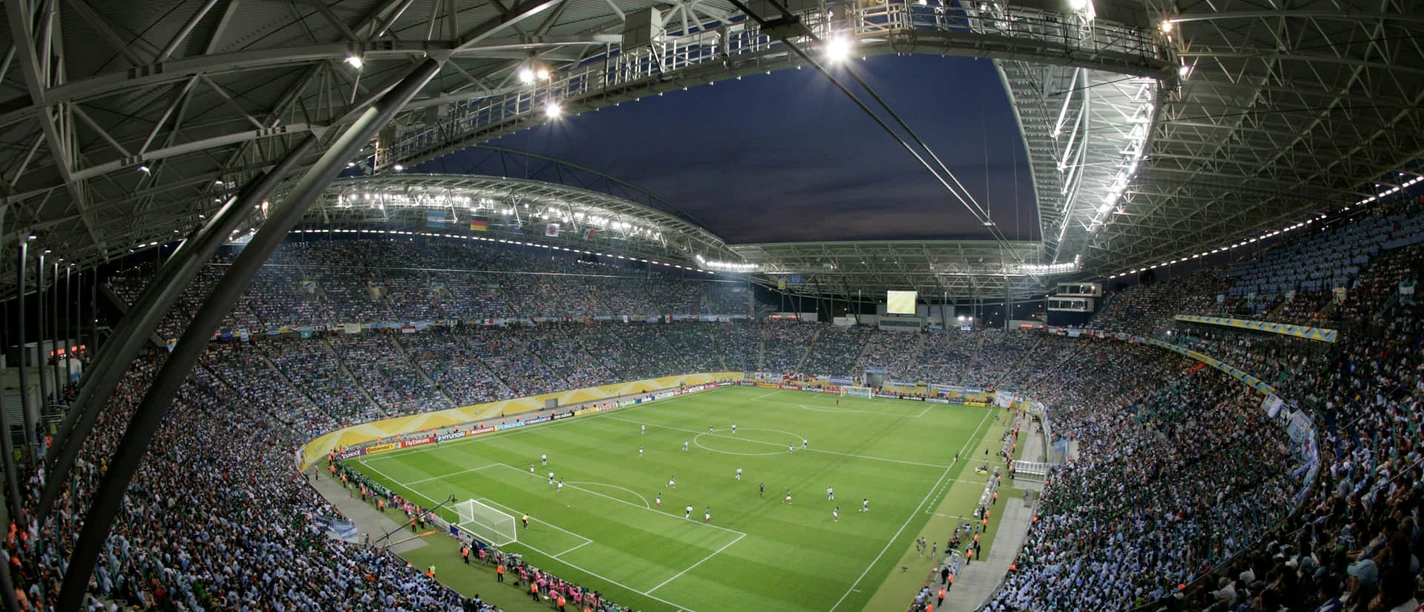 Panoramabild des Innenbereichs der Red Bull Arena dem Heimatstadion und die Sportstätte des RB Leipzig, Fußballstadion, Veranstaltungen, Freizeiteinrichtung, Erlebnis