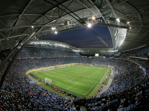 Panoramabild des Innenbereichs der Red Bull Arena dem Heimatstadion und die Sportstätte des RB Leipzig, Fußballstadion, Veranstaltungen, Freizeiteinrichtung, Erlebnis