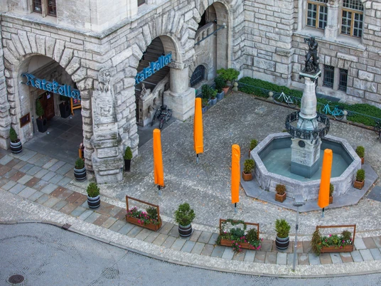 Ratskeller Leipzig aus der Vogelperspektive - Gastronomie in Leipzig Blick von oben auf den Freisitz des Ratskellers, der im alten Rathaus Leipzig am Burgplatz untergebracht ist.Pohled shora na venkovní posezení v restauraci Ratskeller, která se nachází ve staré lipské radnici na náměstí Burgplatz.Looking down on the outdoor dining terrace at the Ratskeller in Leipzig's New City Hall at Burgplatz.Vue d’en haut sur la terrasse du Ratskeller, qui se trouve à l’intérieur de l’ancien hôtel de ville (Neues Rathaus) de Leipzig, sur la place Burgplatz.Widok z góry na ogródek obiektu Ratskeller, zlokalizowany na placu Burgplatz przed Nowym Ratuszem.