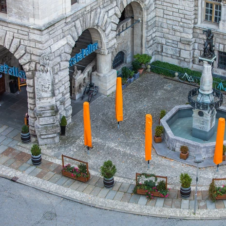 Vue d'en haut sur la terrasse du Ratskeller, situé dans l'ancien hôtel de ville de Leipzig sur la Burgplatz.