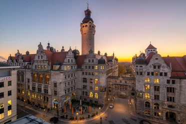 Vue sur le nouvel hôtel de ville et le « Ratskeller » au crépuscule, sites touristiques, gastronomie, terrasse