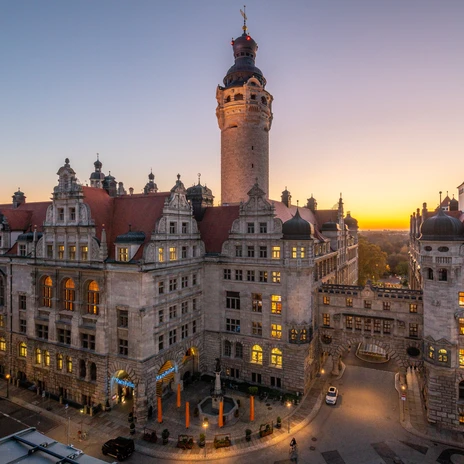 Vue sur le nouvel hôtel de ville et le « Ratskeller » au crépuscule, sites touristiques, gastronomie, terrasse