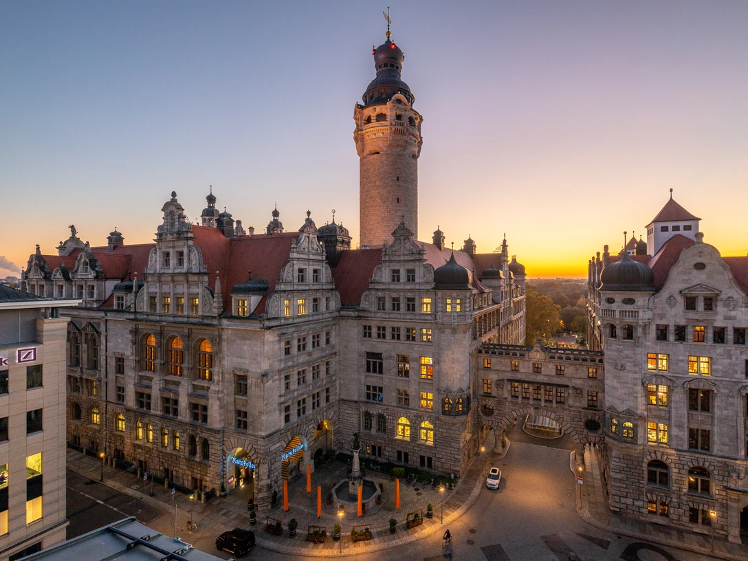 Neues Rathaus mit Ratskeller - Sehenswürdigkeiten in Leipzig Blick auf das Neue Rathaus mit Ratskeller in der Abenddämmerung, Sehenswürdigkeiten, gastronomie, freisitz