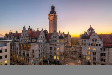 Nová radnice s Ratskellerem - Památky v Lipsku Pohled na Novou radnici s Ratskellerem za soumraku, památky, gastronomie, venkovní posezení