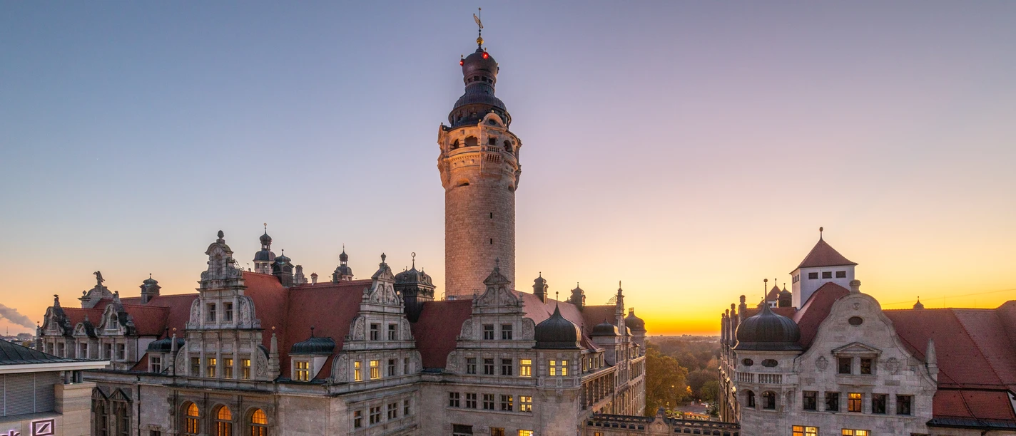 Nová radnice s Ratskellerem - Památky v Lipsku Pohled na Novou radnici s Ratskellerem za soumraku, památky, gastronomie, venkovní posezení
