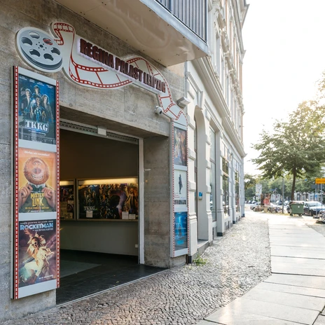 Regina-Palast, Eingang