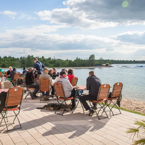 Goście mogą usiąść na tarasie restauracji Levante i podziwiać rozległy widok na jezioro Schladitz, Leipziger Neuseenland, restauracja gastronomiczna