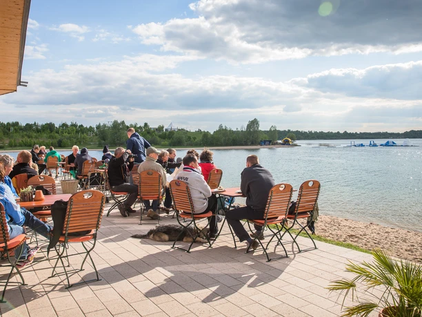 Goście mogą usiąść na tarasie restauracji Levante i podziwiać rozległy widok na jezioro Schladitz, Leipziger Neuseenland, restauracja gastronomiczna