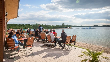 La terrasse du restaurant Levante offre une vue panoramique sur le lac Schladitzer See, Leipziger Neuseenland, restaurant gastronomique