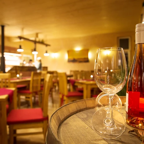 Vue de la salle du restaurant Levante au bord du lac de Schladitz, gastronomie, culinaire, loisirs
