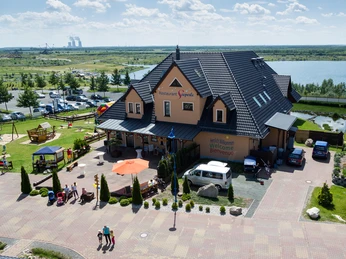 Restaurant Seeperle im Seepark Auenhain - Gastronomie in der Leipzig Region Blick auf das Restaurant Seeperle im Seepark Auenhain mit Markkleeberger See, Kanupark und Bergbau-Technik-Park im Hintergrund bei sonnigem Wetter, Ausflugsgastronomie, Leipziger Neuseenland