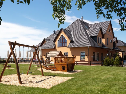 Spielplatz am Restaurant Seeperle - Gastronomie in der Leipzig Region Das Restaurant Seeperle liegt nur wenige Meter vom Ufer des Markkleeberger Sees entfernt. Hier können sie leckere Köstlichkeiten aus sächsisch regionaler und internationaler Küche genießen, gastronomie, restaurant,