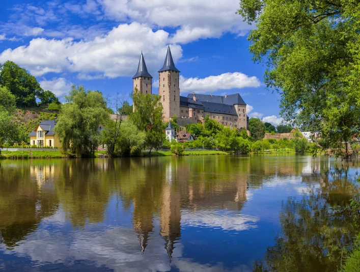 Die Mulde vor dem Schloss Rochlitz - Leipzig und Region Gesamtansicht des Schloss Rochlitz mit der Mulde im Vordergrund, Mulderadweg, Lutherweg Sachsen